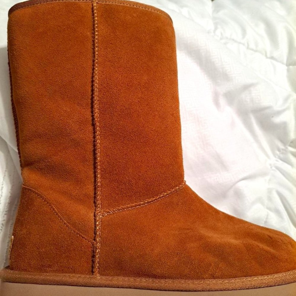 Koolaburra by UGS. Womens size 9W. Sheepskin inside. Great condition.